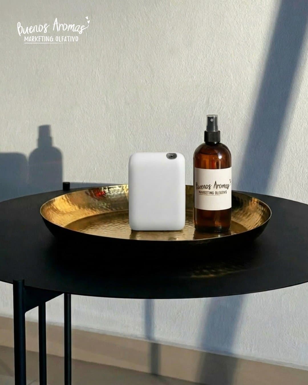 Equipo chico y home spray sobre una bandeja dorada